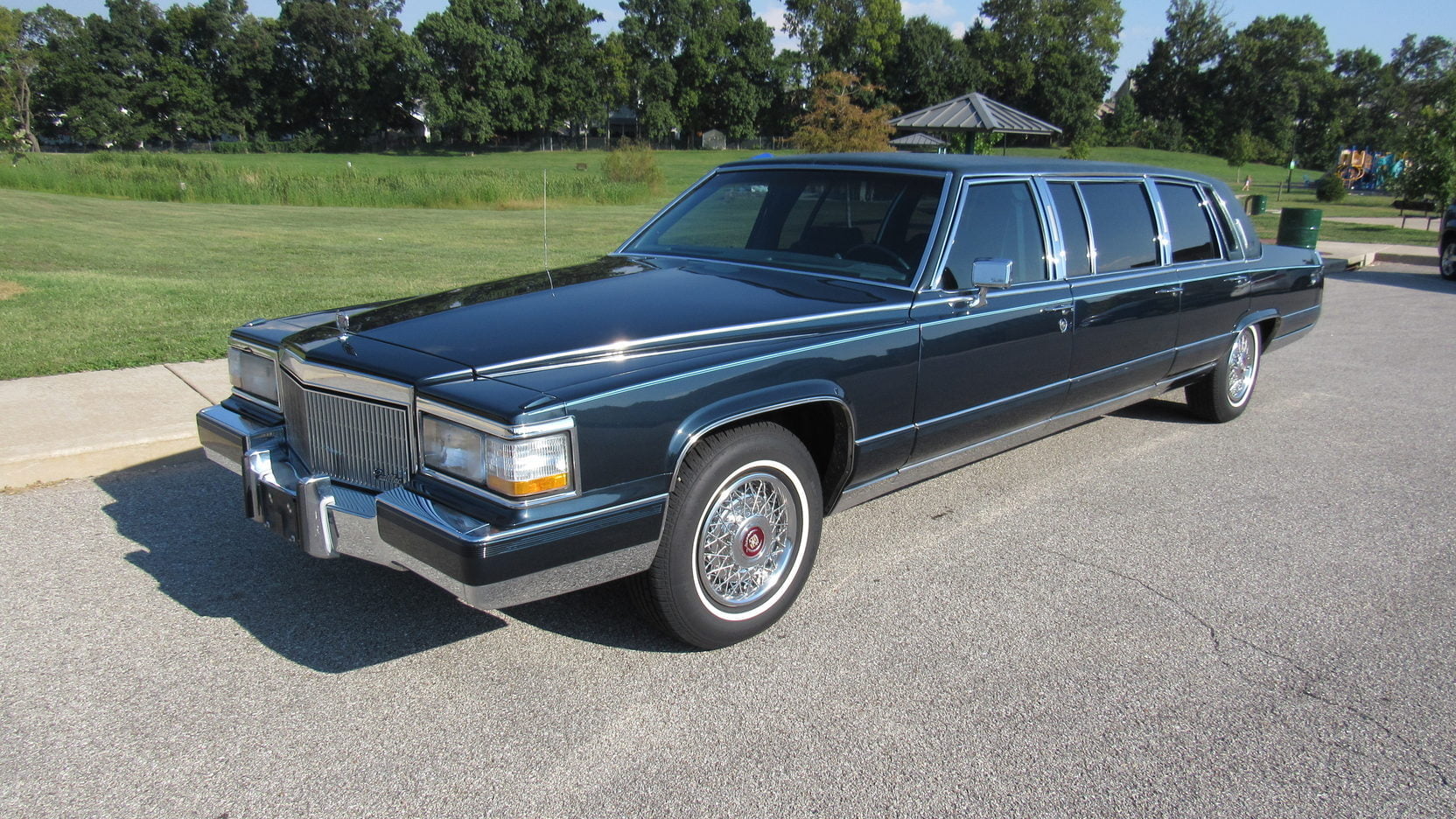 Cadillac Brougham катафалк