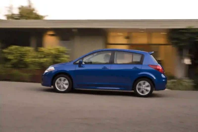 Descargar Manual de Propietario Nissan Versa Hatchback 2012